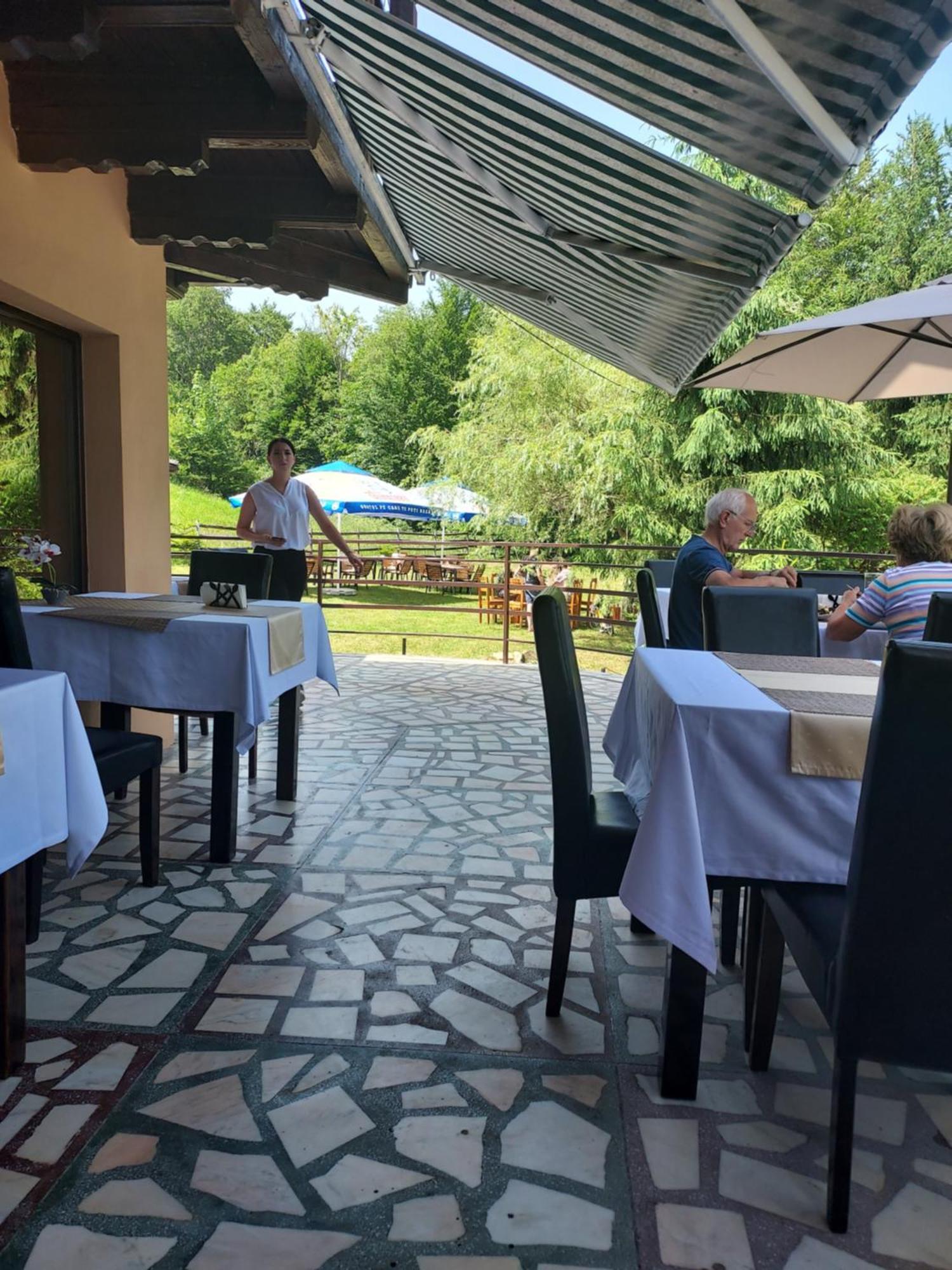 Pensiunea La Taverna Traisteni Exterior photo